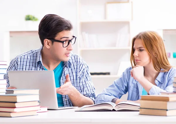 Conceito de aprendizagem de estudo online à distância com dois alunos — Fotografia de Stock