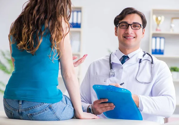 Mulher visitante médico no conceito médico — Fotografia de Stock