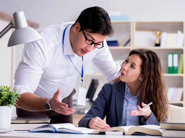 Profesor explicando al estudiante en la conferencia —  Fotos de Stock