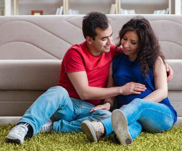 Familia joven pareja esperando un bebé — Foto de Stock