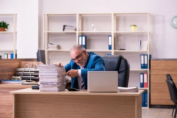 Stary mężczyzna pracownik niezadowolony z nadmiernej pracy w biurze — Zdjęcie stockowe