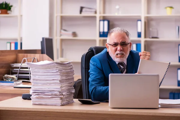 Velho funcionário masculino infeliz com excesso de trabalho no escritório — Fotografia de Stock