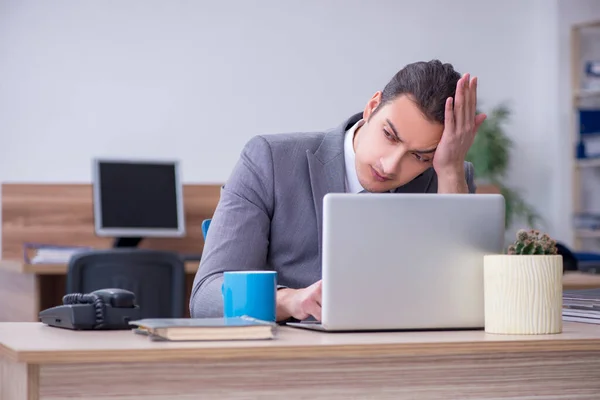 Junge männliche Angestellte im Büro — Stockfoto