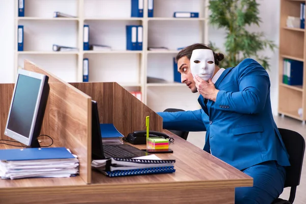 Junge männliche Angestellte mit Maske im Büro — Stockfoto