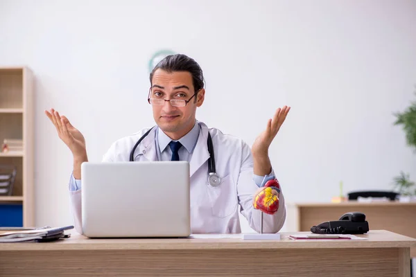 Mladý lékař kardiolog pracující na klinice — Stock fotografie