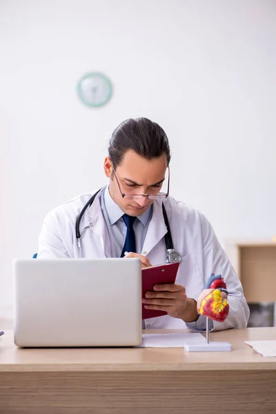 Jovem médico cardiologista professor trabalhando na clínica — Fotografia de Stock