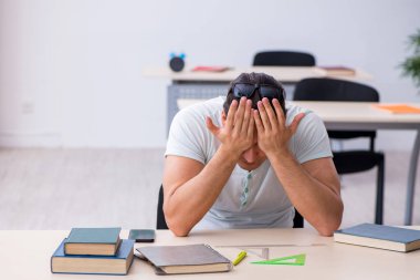 Genç erkek öğrenci sınava hazırlanıyor.