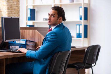 Ofiste çalışan genç bir erkek.