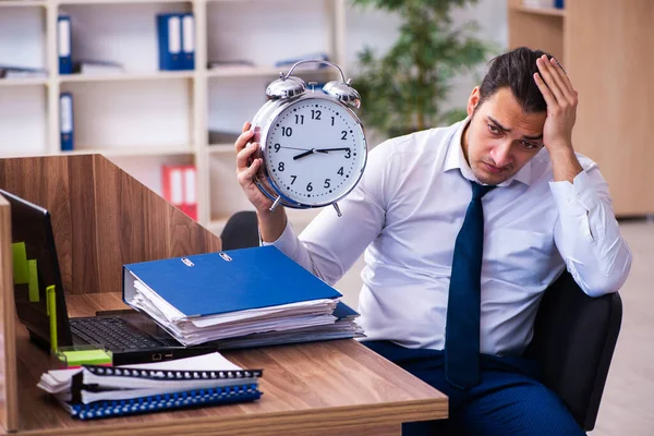 Jeune employé masculin mécontent du travail excessif au bureau — Photo