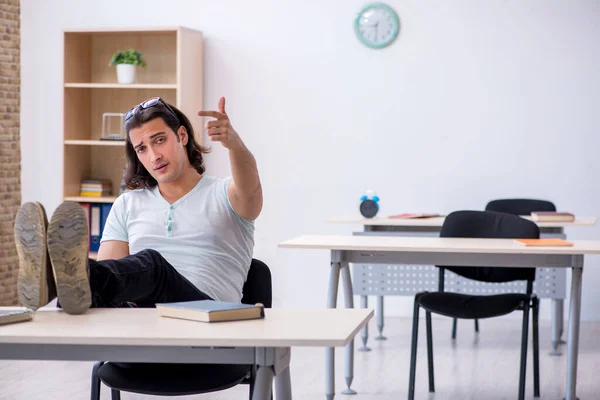 Joven estudiante masculino preparándose para el examen en el aula — Foto de Stock