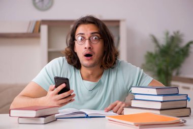 Evde sınava hazırlanan genç bir erkek öğrenci.