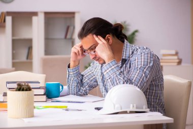 Genç erkek mimar salgın sırasında evden çalışıyor.