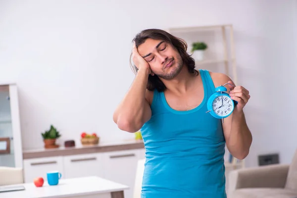 Joven despertando en casa — Foto de Stock