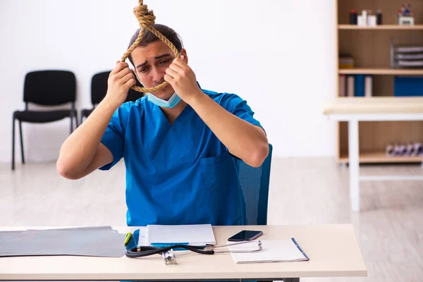 Junger Arzt begeht Selbstmord am Arbeitsplatz — Stockfoto