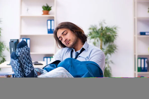 Masculino empregado chegando para trabalho direto a partir de cama — Fotografia de Stock