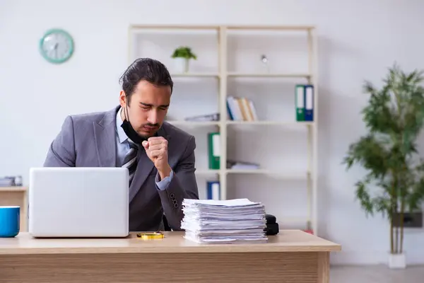 Jonge mannelijke werknemer in zelfquarantaine concept — Stockfoto