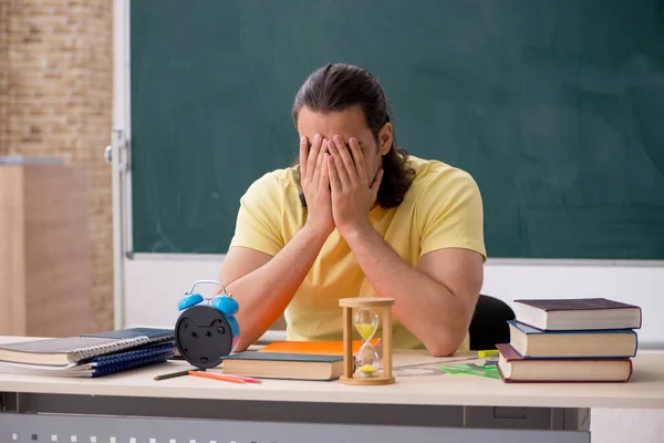 Joven estudiante masculino preparándose para los exámenes en el aula — Foto de Stock