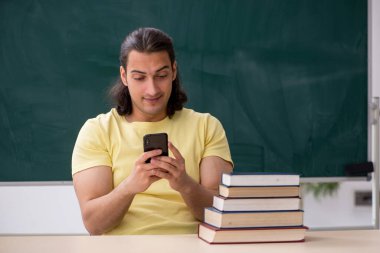 Sınavlara hazırlanan genç bir erkek öğrenci.