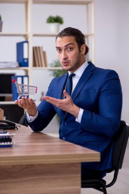 E-ticaret konsepti genç erkek çalışanı