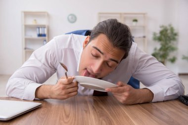 Ofiste çalışan genç bir işadamı.