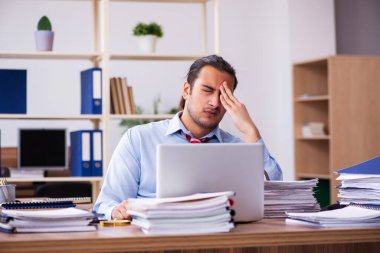 Genç bir erkek işçi aşırı işten memnun değil.