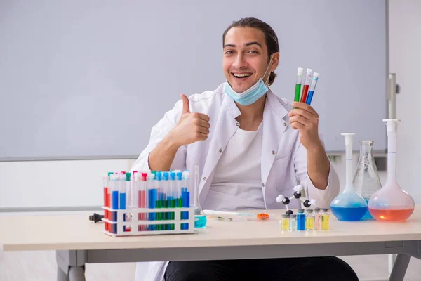 Young male chemist working in the lab — Stock Photo, Image