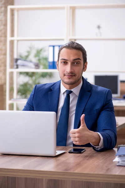 Junge männliche Angestellte im Büro — Stockfoto