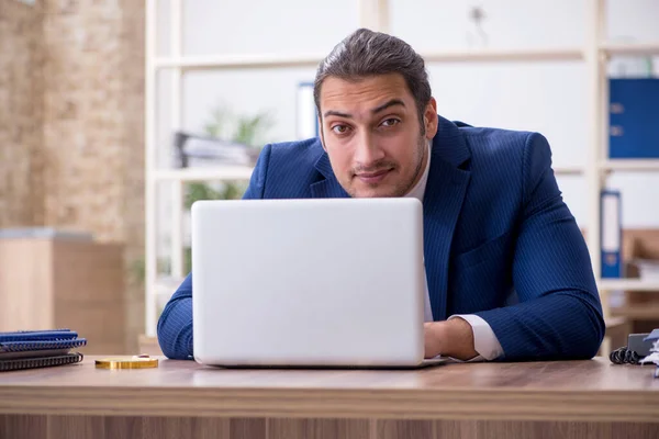 Jeune employé masculin travaillant au bureau — Photo