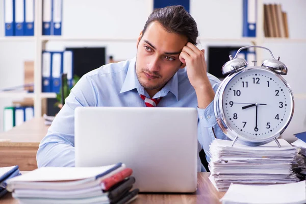 Junge männliche Mitarbeiter unzufrieden mit exzessiver Arbeit im Zeitmanagement — Stockfoto