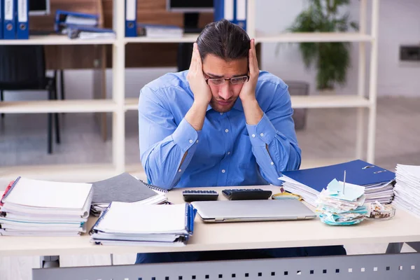 Ung manlig bokhållare i budgetplanering koncept — Stockfoto