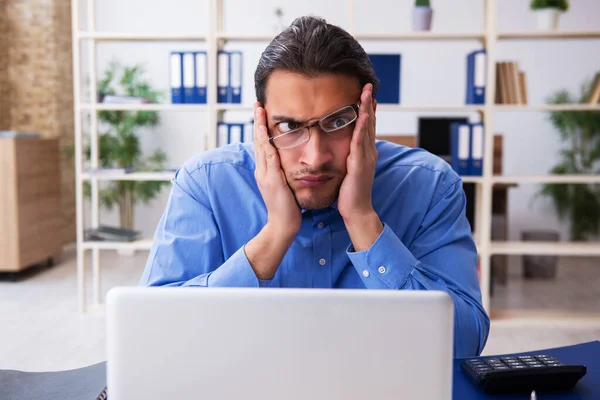 Junge männliche Buchhalter in Budgetplanung — Stockfoto