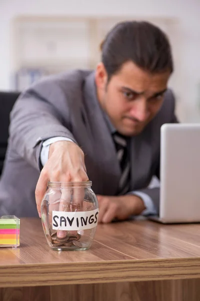 Junge männliche Mitarbeiter im Rentenkonzept am Arbeitsplatz — Stockfoto