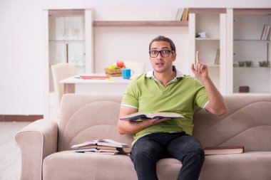 Evde sınava hazırlanan genç bir erkek öğrenci.