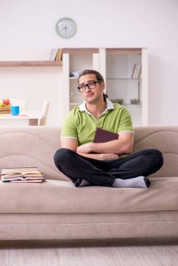 Evde sınava hazırlanan genç bir erkek öğrenci.