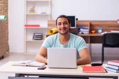 Tele-eğitimde sınavlara hazırlanan genç bir erkek öğrenci