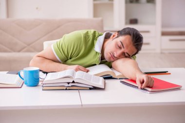 Evde sınava hazırlanan genç bir erkek öğrenci.