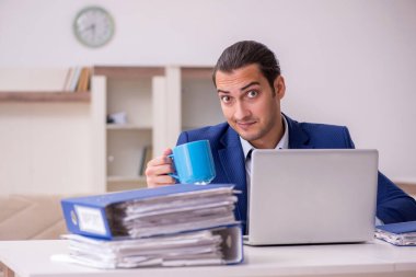 Salgın konsepti için evden çalışan genç erkek çalışanlar.