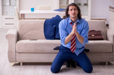 Genç bir erkek çalışanın işten çıkarılması