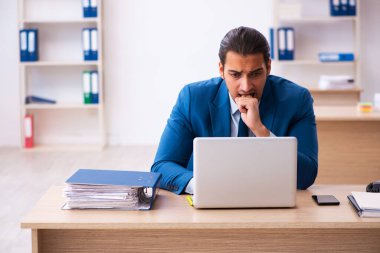 Genç işadamı aşırı çalışmaktan memnun değil.