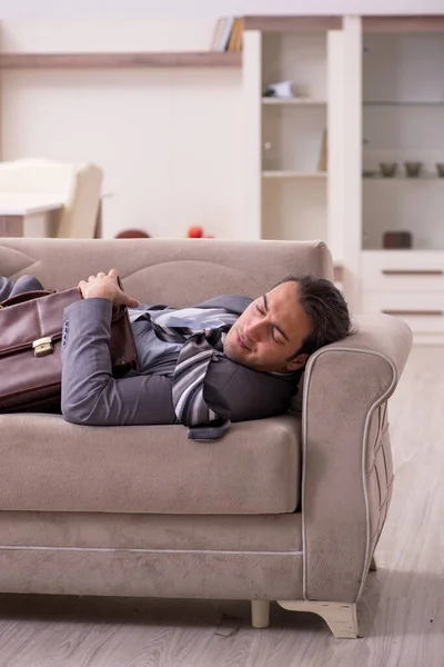 Cansado jovem empresário chegando em casa depois do dia de trabalho — Fotografia de Stock