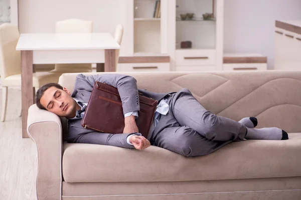 Unavený mladý podnikatel přichází domů po pracovním dni — Stock fotografie
