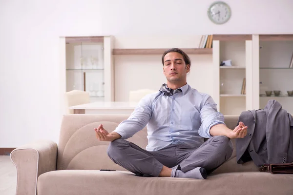 Joven hombre de negocios cansado volviendo a casa después de la jornada laboral — Foto de Stock