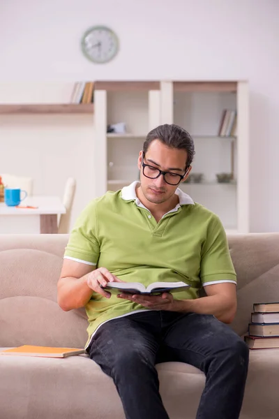 Jeune étudiant masculin se préparant aux examens à la maison — Photo