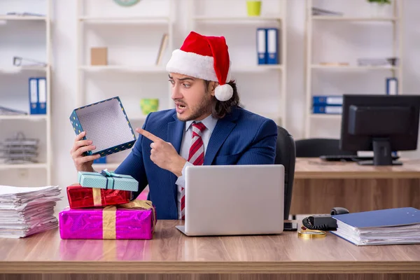 Jovem funcionário do sexo masculino que trabalha no escritório na véspera de Natal — Fotografia de Stock