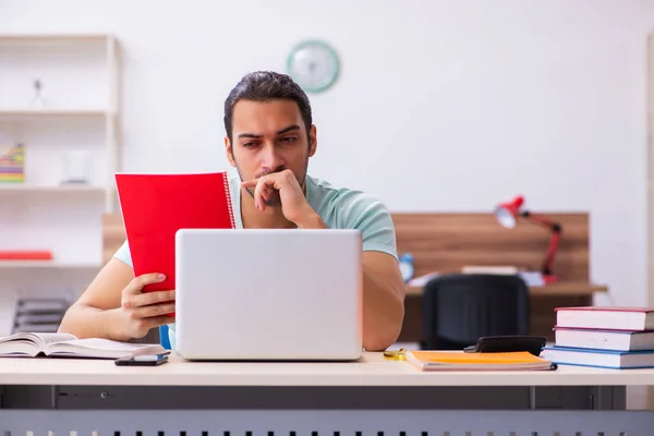 Joven estudiante masculino que se prepara para los exámenes en casa en tele-educación —  Fotos de Stock