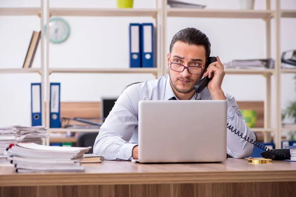 Joven empleado masculino infeliz con el trabajo excesivo —  Fotos de Stock