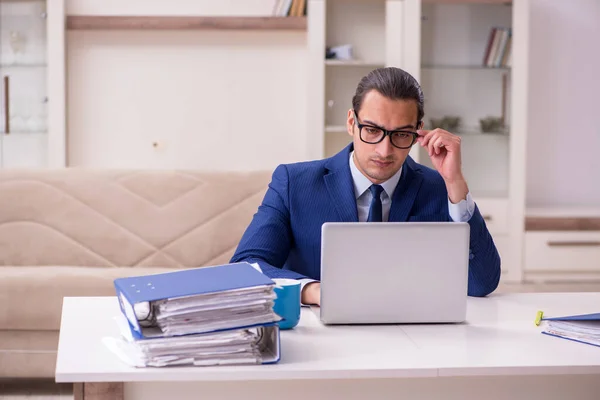 Junge männliche Mitarbeiter arbeiten von zu Hause aus in Pandemiekonzept — Stockfoto