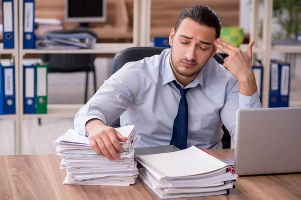 Junge männliche Mitarbeiter unzufrieden mit exzessiver Arbeit — Stockfoto