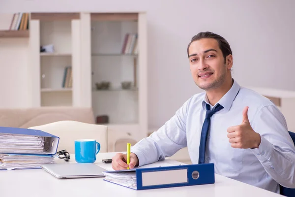 Junge männliche Mitarbeiter arbeiten von zu Hause aus in Pandemiekonzept — Stockfoto