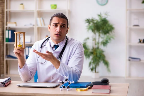 Junger männlicher Arzt im Zeitmanagement-Konzept — Stockfoto